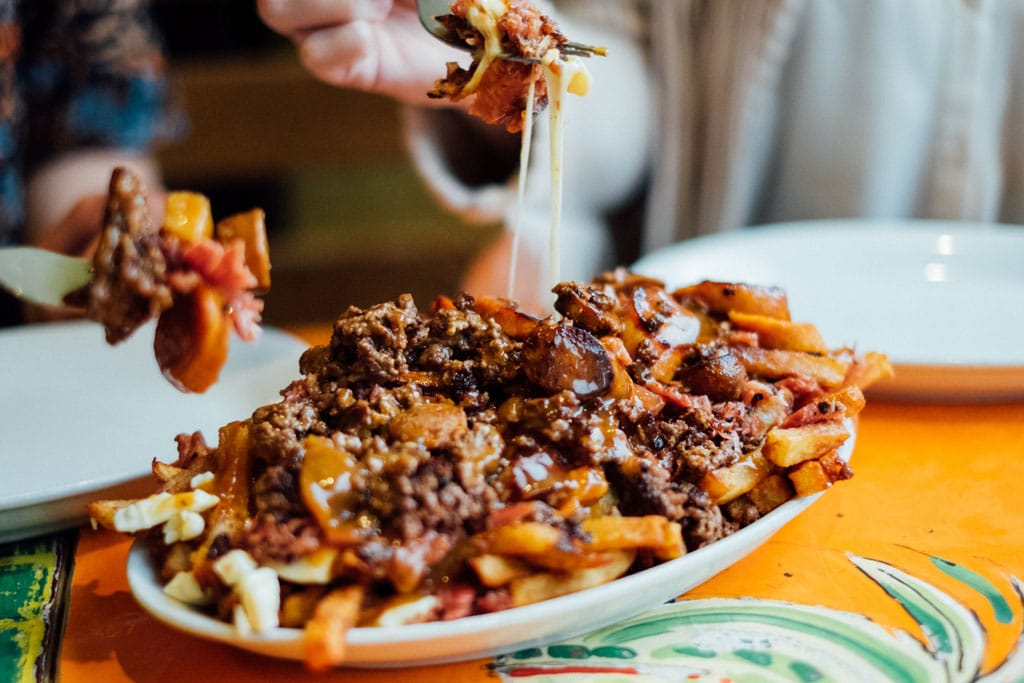 La Banquise Restaurant Casse-croûte Meilleure Poutine Montréal 24h