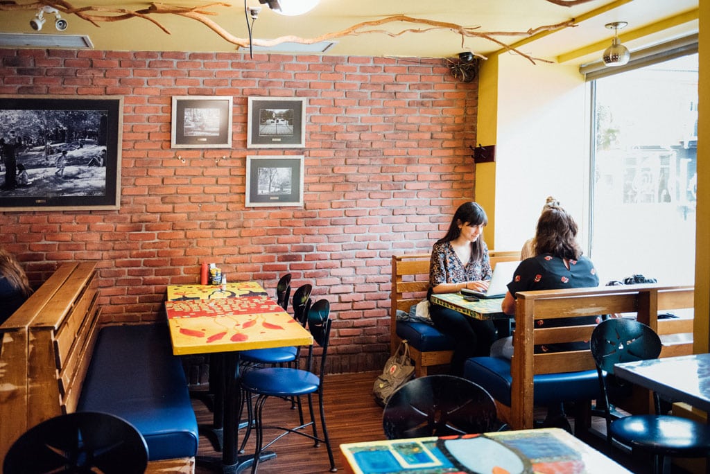 La Banquise Restaurant Casse-croûte Meilleure Poutine Montréal 24h