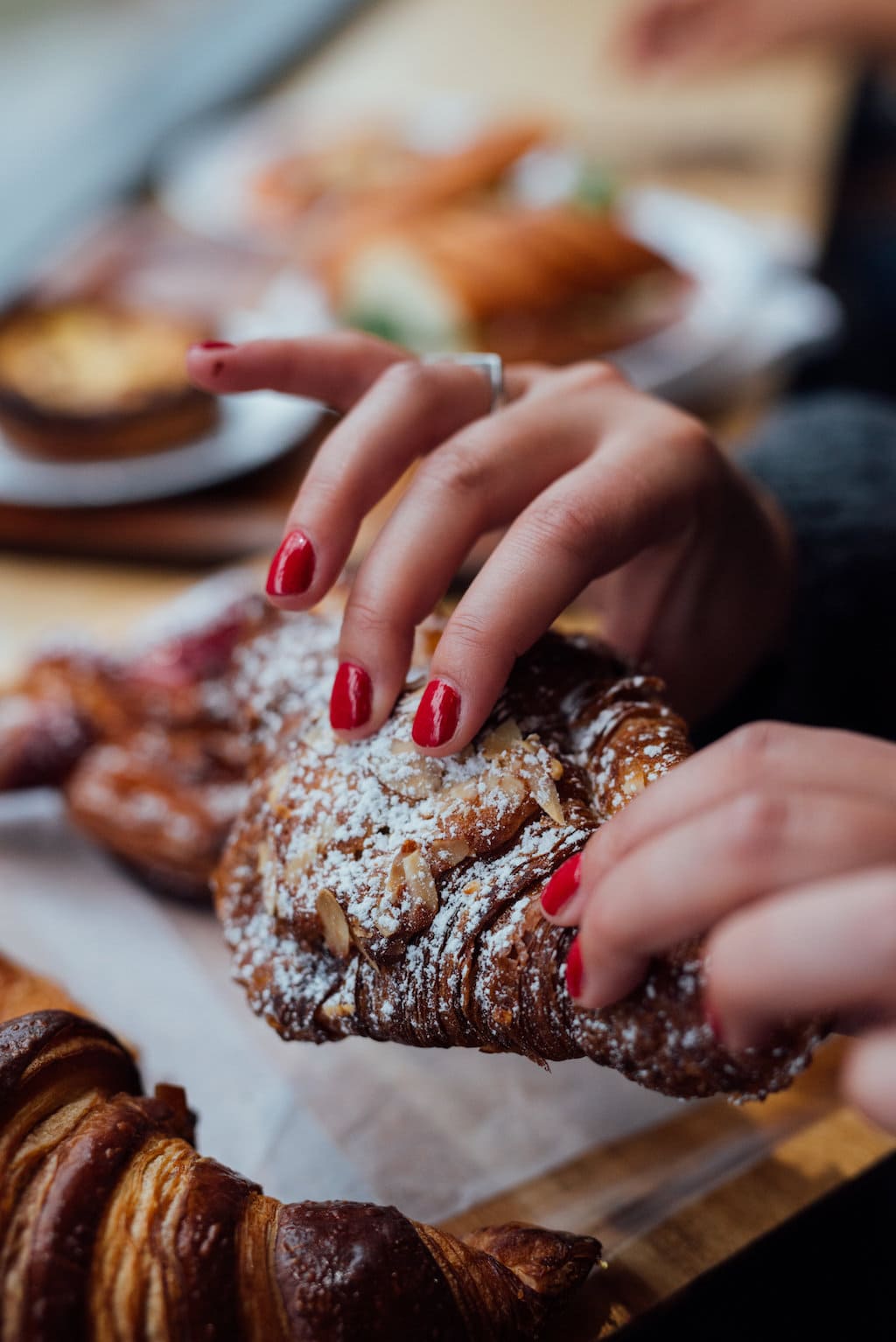 Delta Q France - Est-ce que c'est le croissant qui rend votre café Delta Q  du matin si unique ou est-ce le café qui donne toute sa saveur à votre  viennoiserie ?