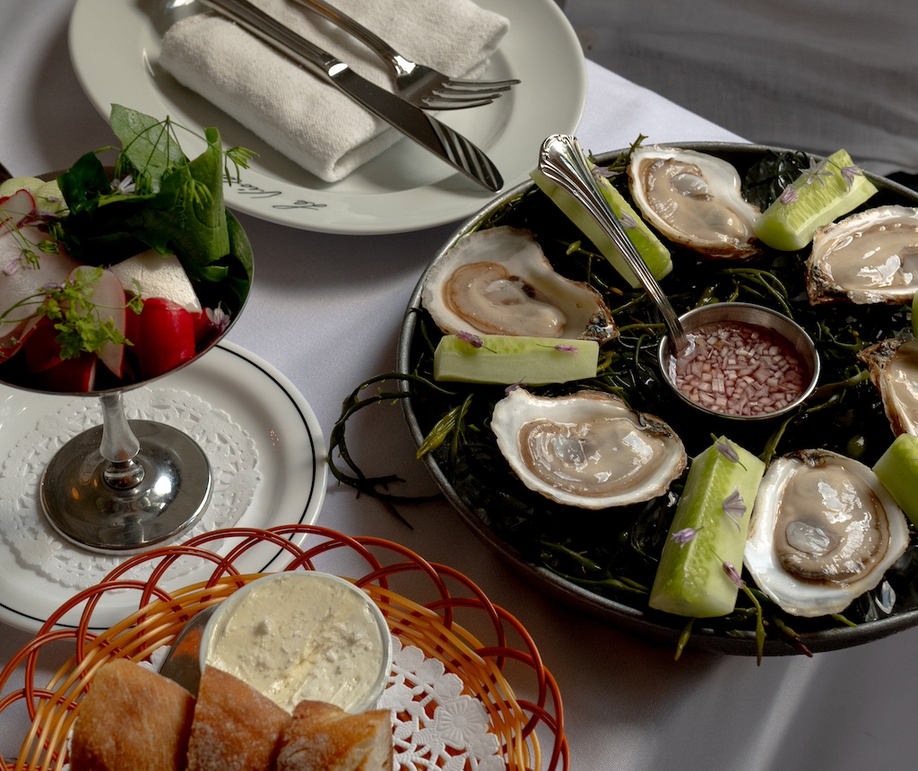 Le Violon - Huîtres de la côte est. Mignonette à la rhubarbe - Mousse de foie de volaille. Radis Shunkyo.- Pain et beurre de maison - Photo Jeremy Dionne