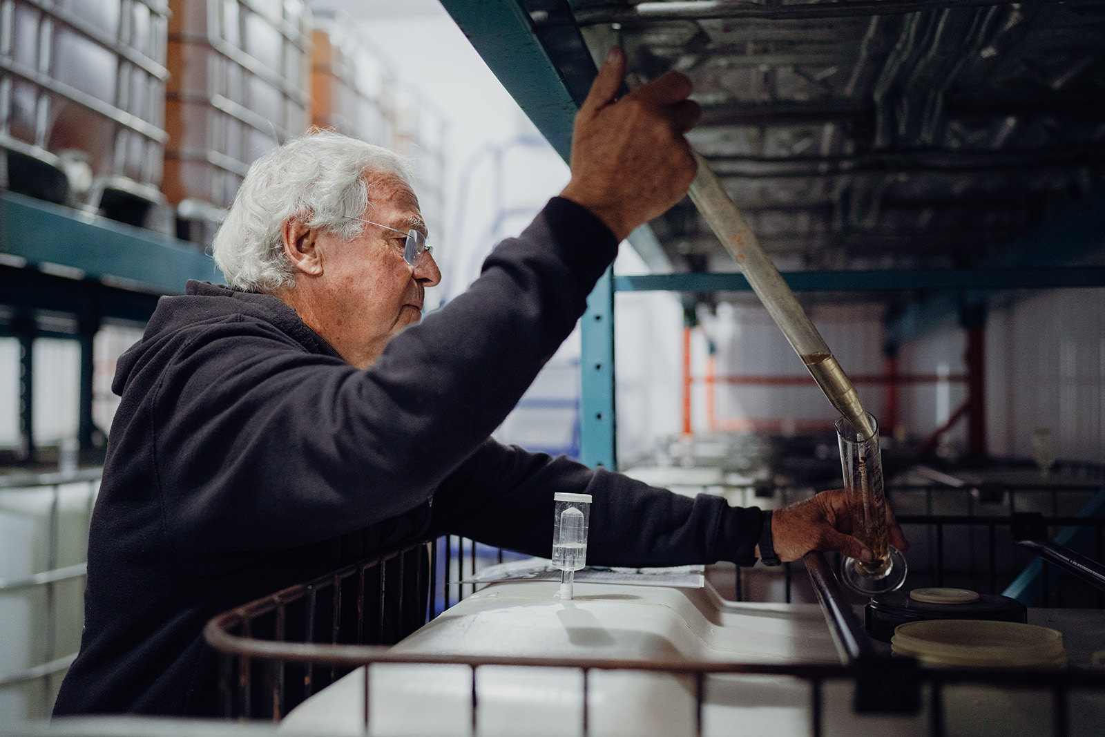 Michel Pedneault surveille la production de cidres (photo: Cidrerie et Vergers Pedneault)