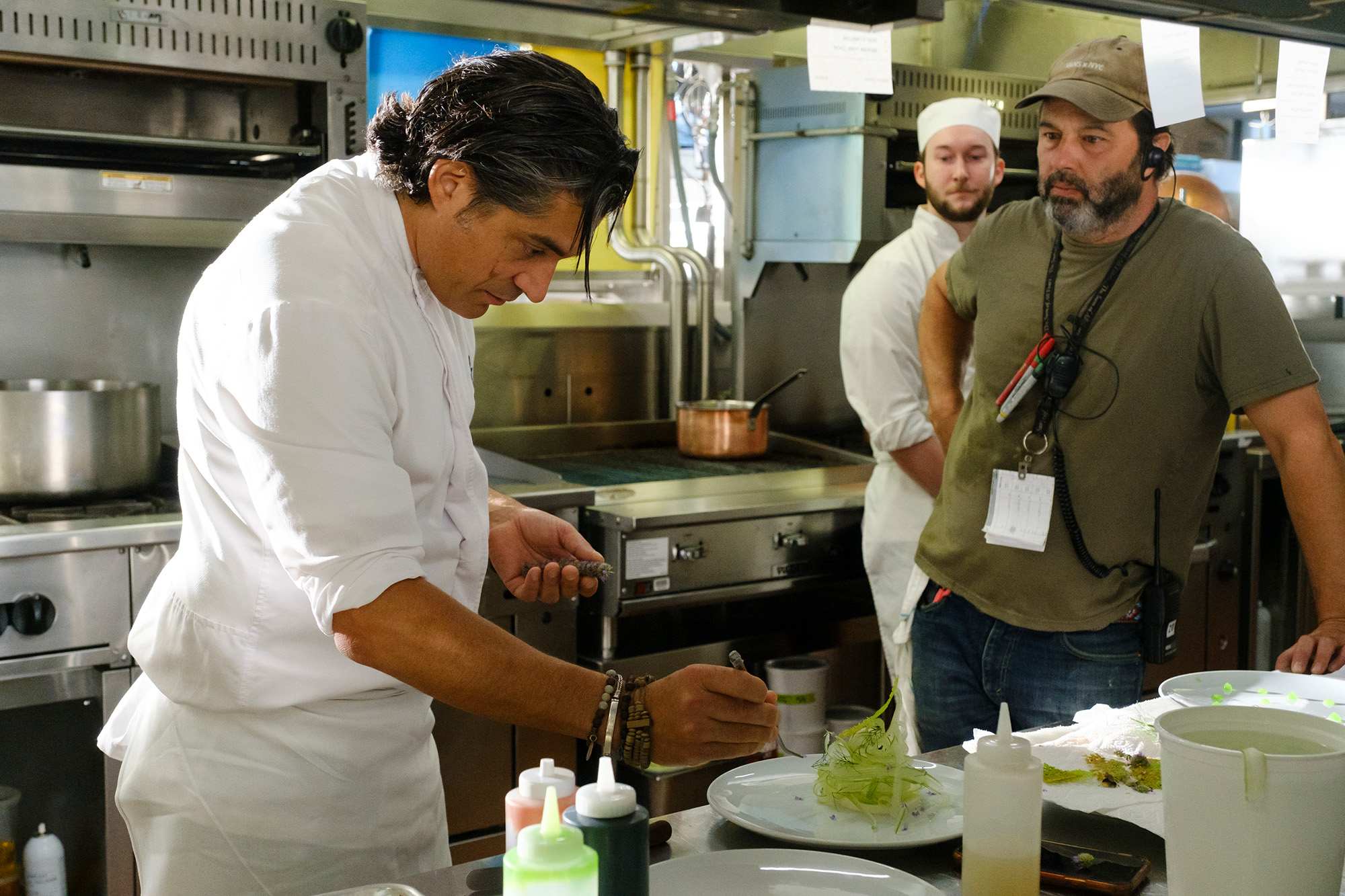 Samuel Sirois sur le plateau de Tous Toqués! (photo: Laurence Grandbois Bernard - Sphere Films)