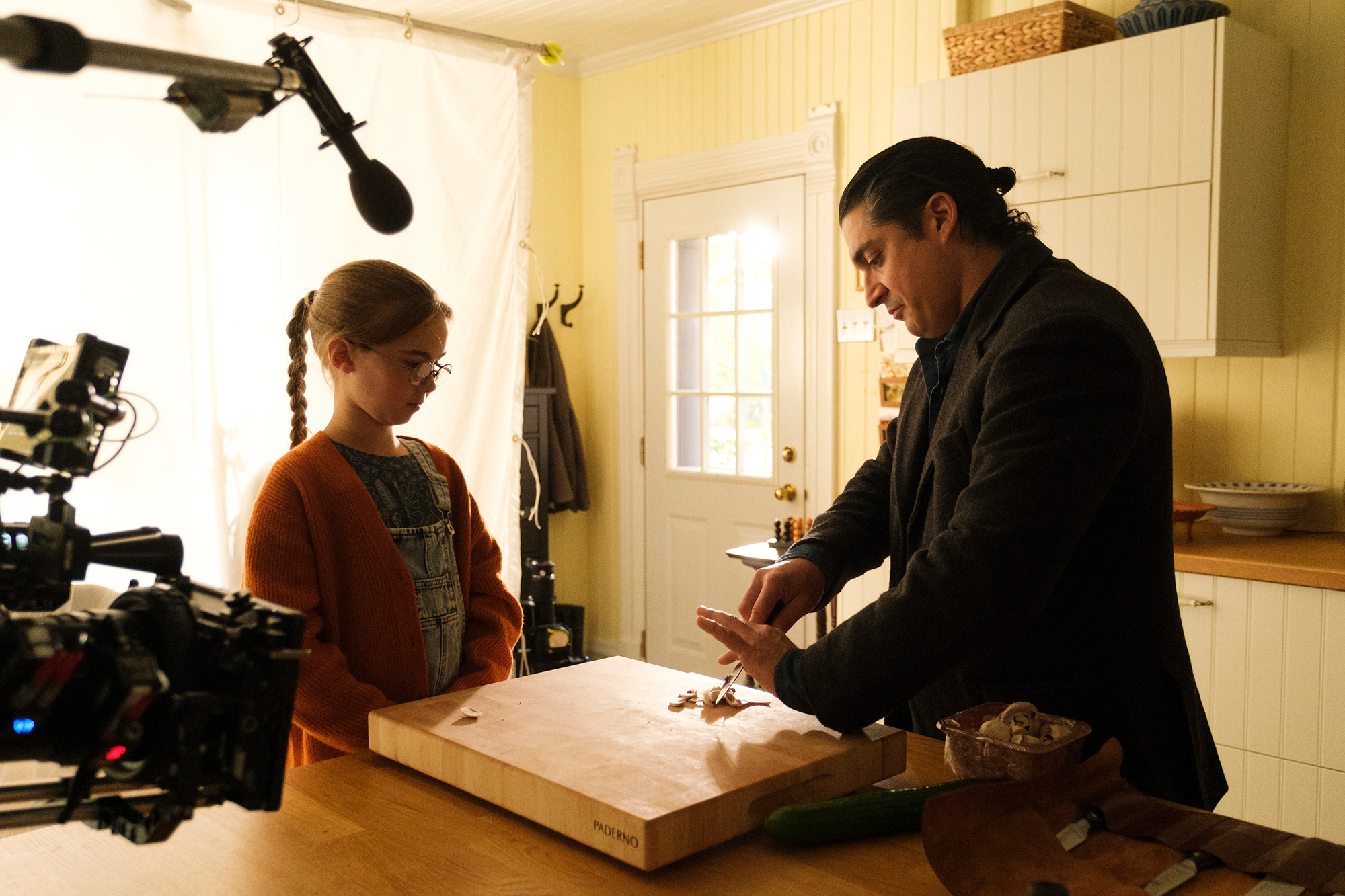 Quand le personnage d’Édouard Baer manie les couteaux dans Tous Toqués!, ce sont les mains de Samuel qu’on voit à l’écran. (photo: Laurence Grandbois Bernard - Sphere Films)