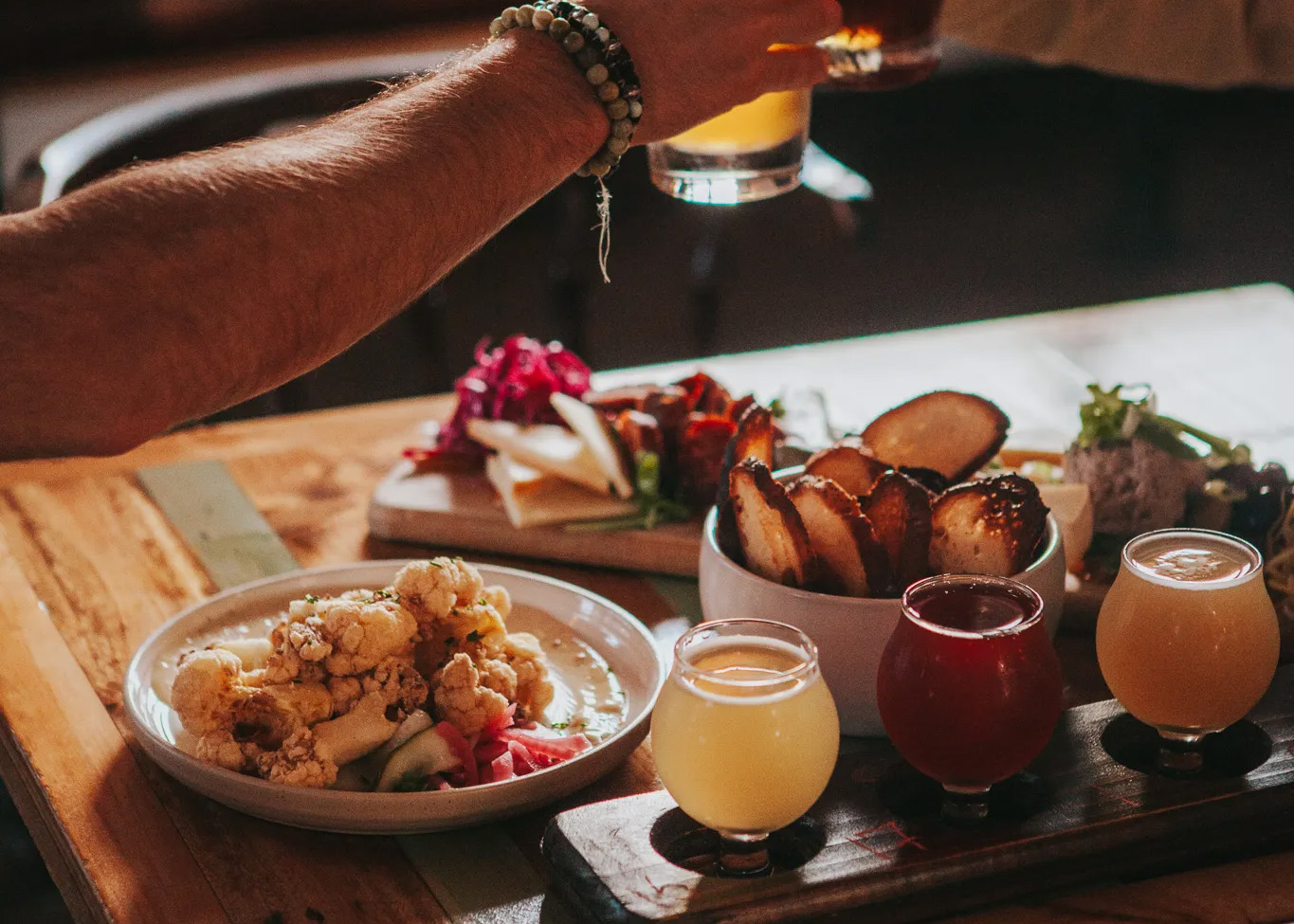 Bonne bière et bonne bouffe à la brasserie artisanale À La Dérive (photo: À La Dérive Brasserie Artisanale)