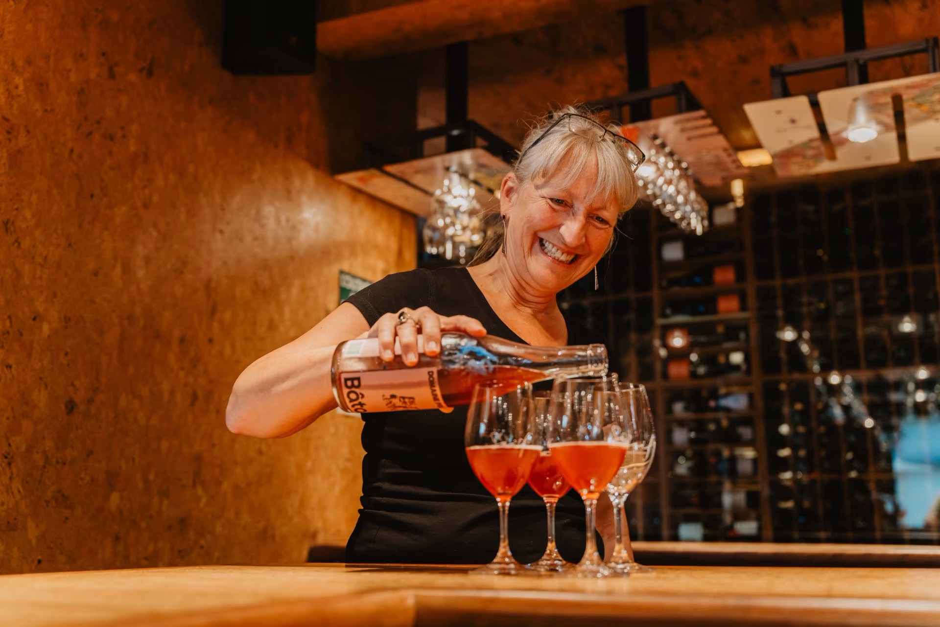 La sommelière Véronique Rivest chez Soif bar à vin (photo: Néo Rioux – Tourisme Outaouais)