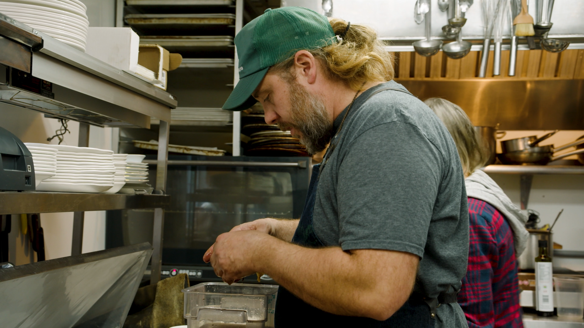 Le chef-copropriétaire Kim Côté en cuisines. (photo: courtoisie Aliments du Québec au menu)