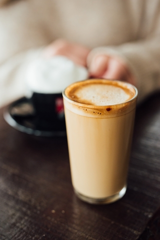 un latté avec un rebord de sucre 