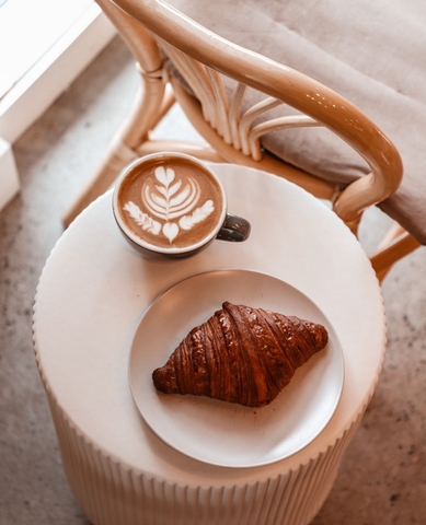 Un croissant et un café