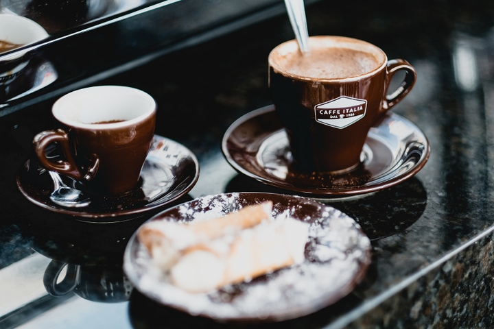 cafés cannoli