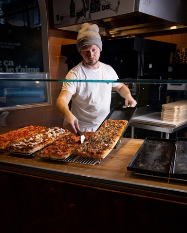 un chef qui fait de la pizza